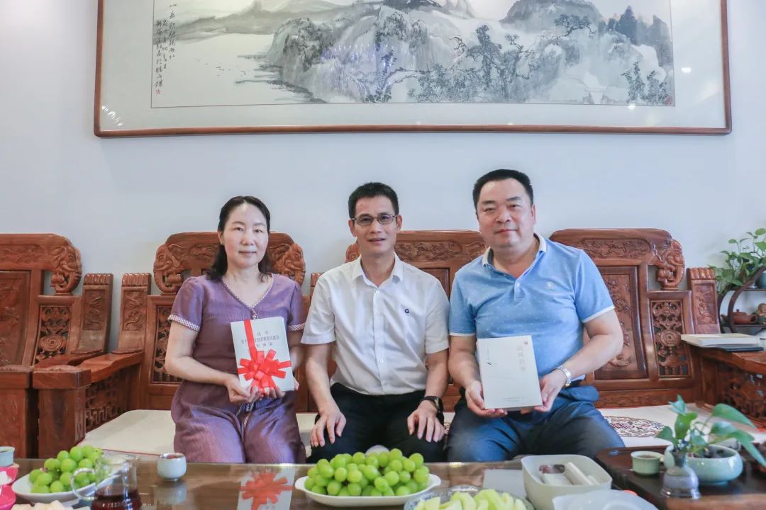 7月27日集團(tuán)公司黨委書記、董事長蔡勇（中）到閉忠敏家中開展廉政家訪并贈(zèng)送家風(fēng)家訓(xùn)書籍